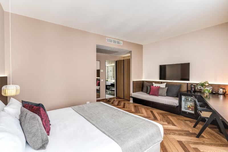 Deluxe Double Room image 3