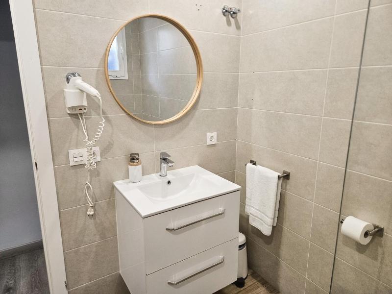 Twin Room with Terrace image 4