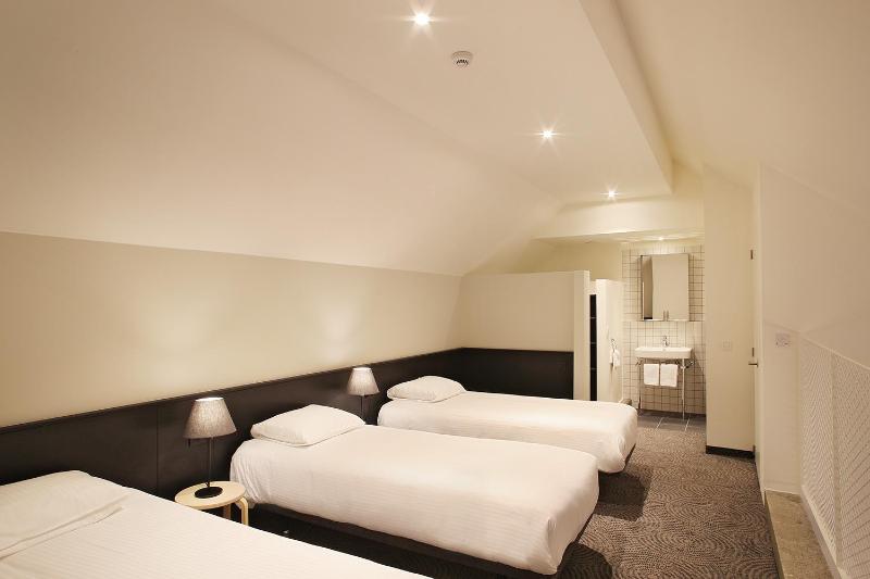 Standard Triple Room image 3