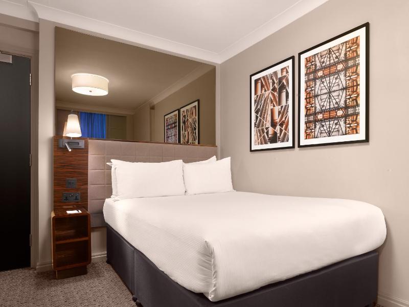 Classic Double Room image 3