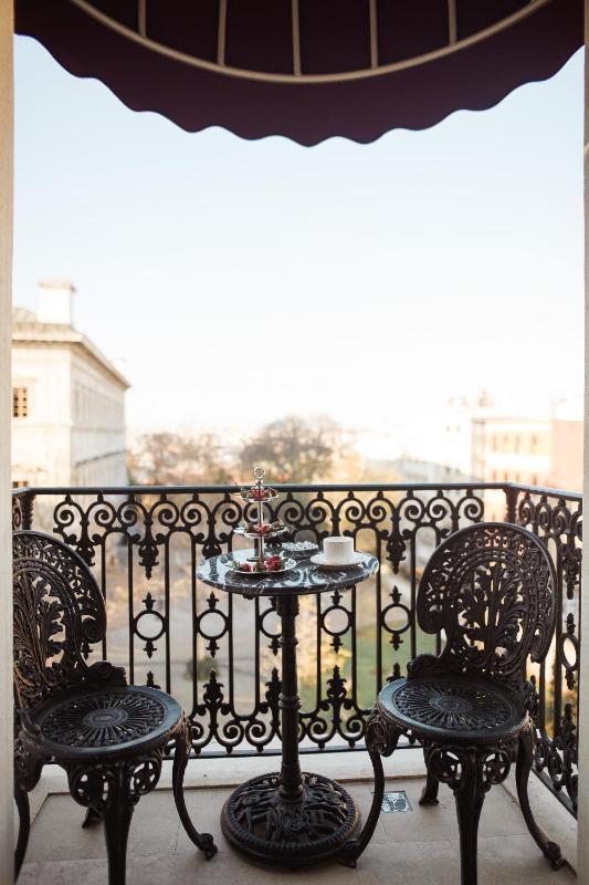Deluxe Room with Balcony image 2