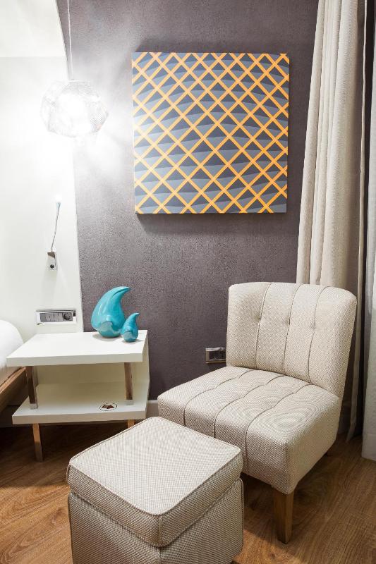 Deluxe Room with City View image 3