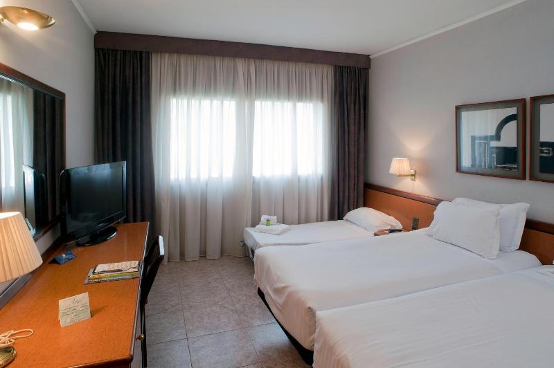 Triple Room (2 Adults + 1 Child) image 2
