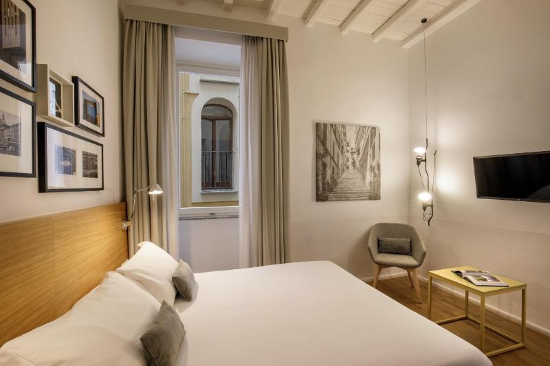 Standard Double Room image 3