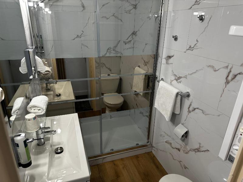 Twin Room image 4