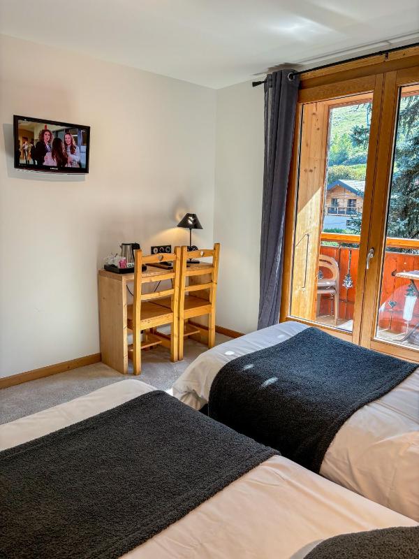 Twin Room image 3