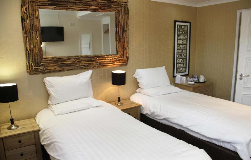 Twin Room image 1