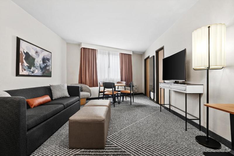 One-Bedroom Suite image 2