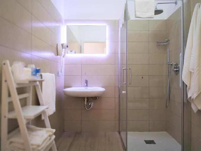 Economy Double Room image 3