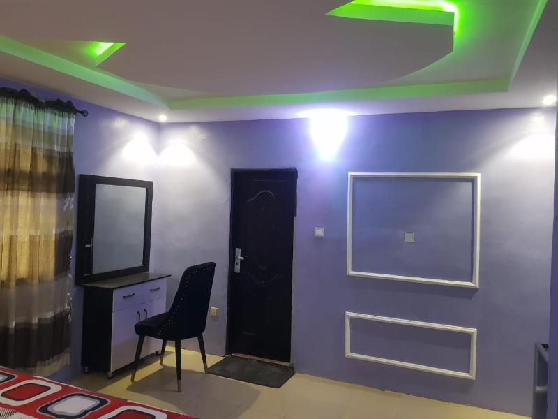 3JD Lavishly Furnished 2 bed apartment - image 11