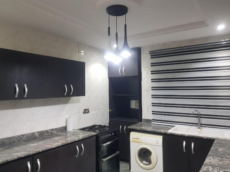 3JD Lavishly Furnished 2 bed apartment - image 7