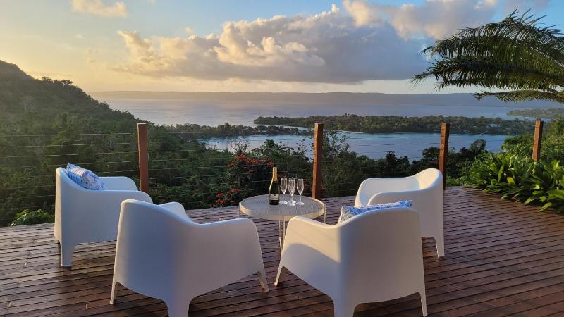 Longview - stunning views sleeps 8 - image 1
