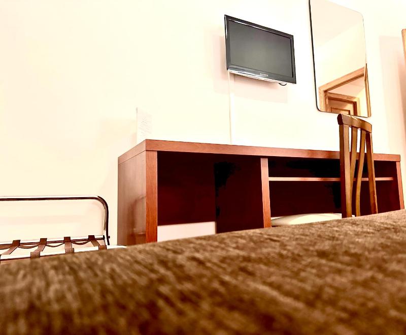 Twin Room image 3