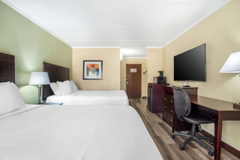 Queen Room with Two Queen Beds - Non-Smoking image 4