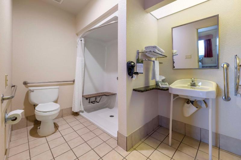 King Room with Roll In Shower - Ground Floor - Disability Access - Non Smoking image 2