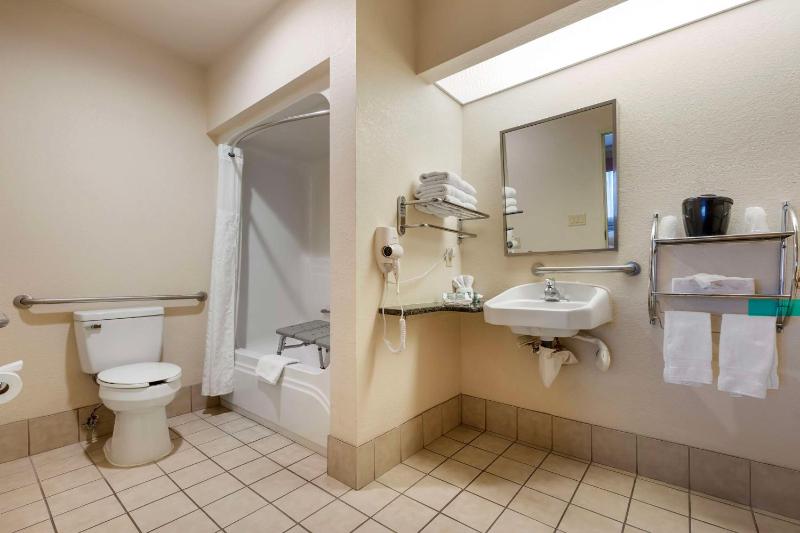 Queen Room - Accessible image 2