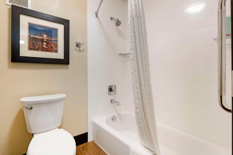 Queen Suite with Two Queen Beds and Sofa Bed - Non-Smoking image 4