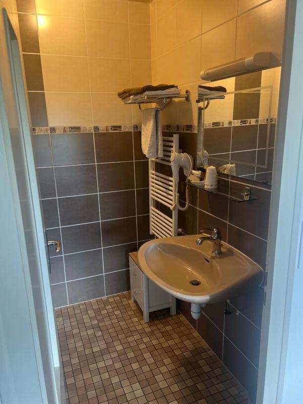 Twin Room image 4