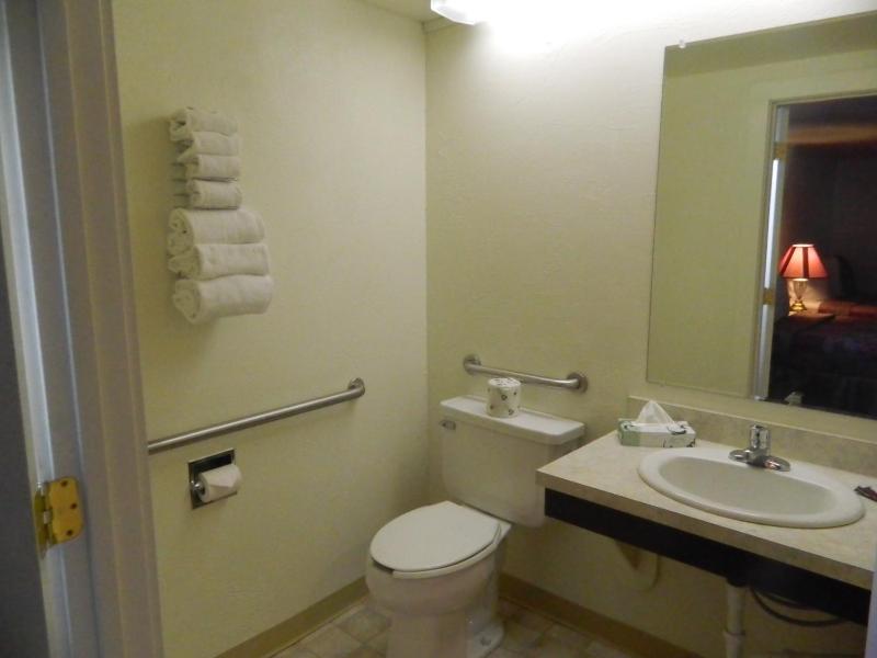 Standard Quadruple Room image 2