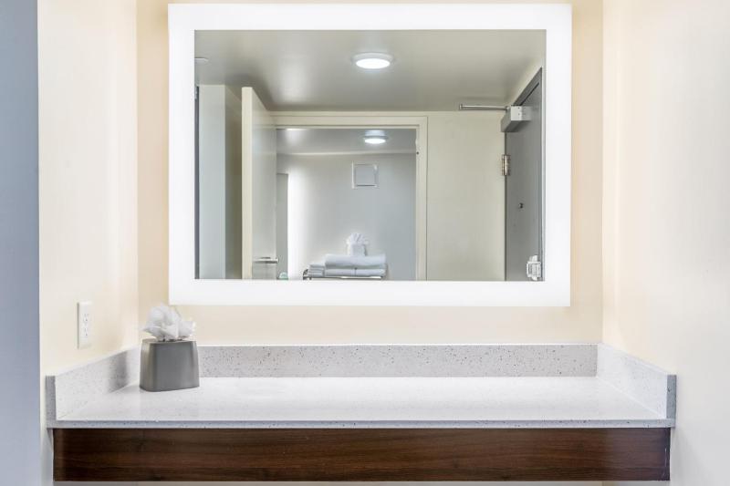 Standard Queen Room with Two Queen Beds and Ocean View image 3