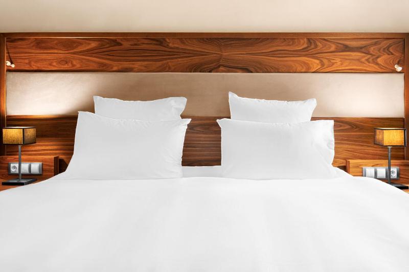 Deluxe King Room image 1