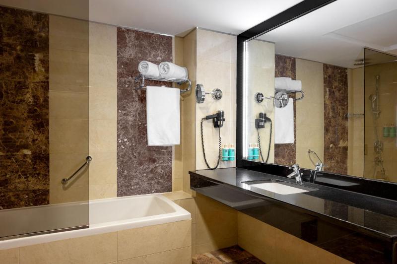 Deluxe King or Twin Room image 1