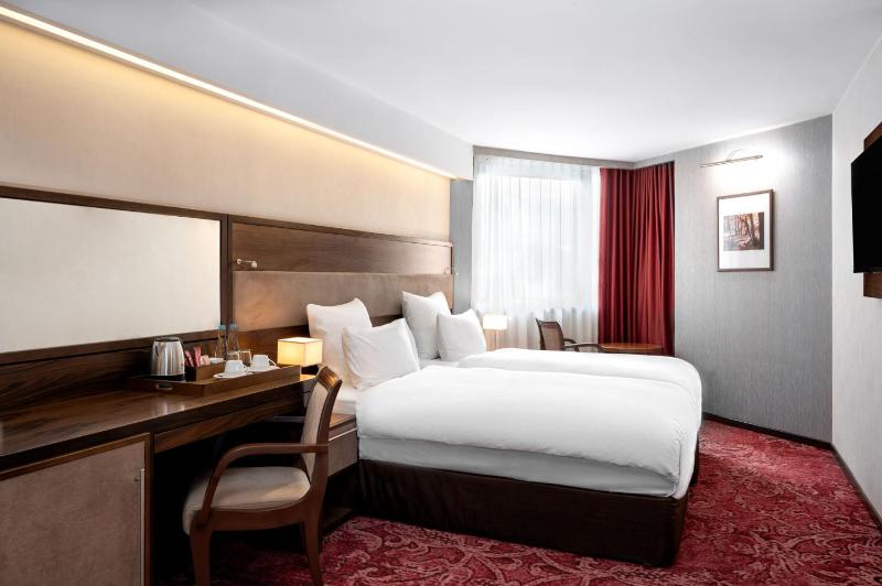 Deluxe King or Twin Room image 3