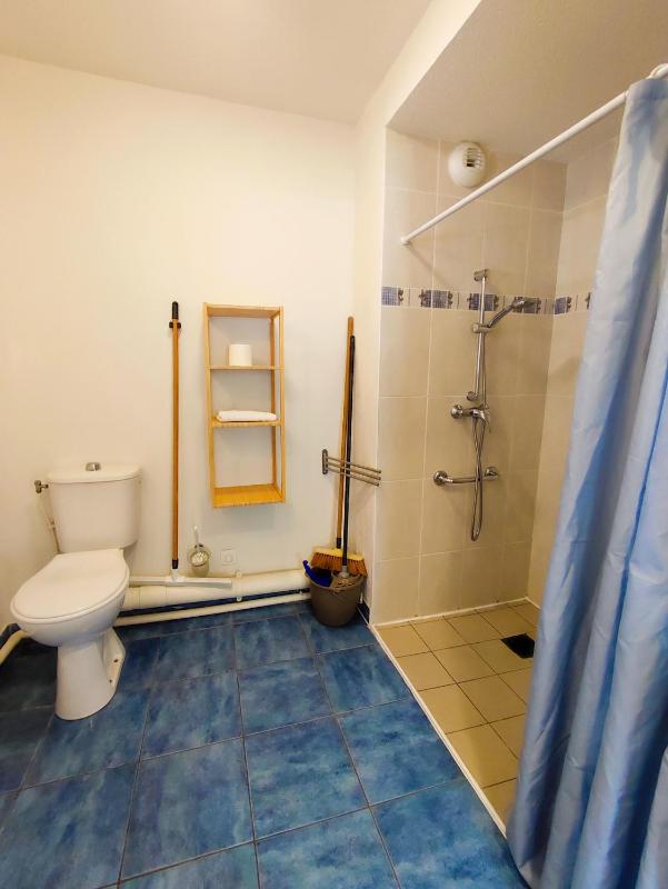 Apartment with Shower image 4