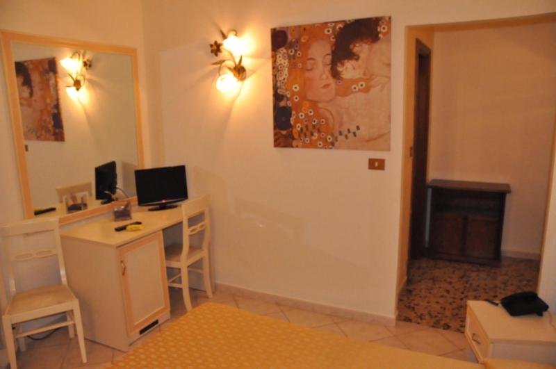 Double Room image 3