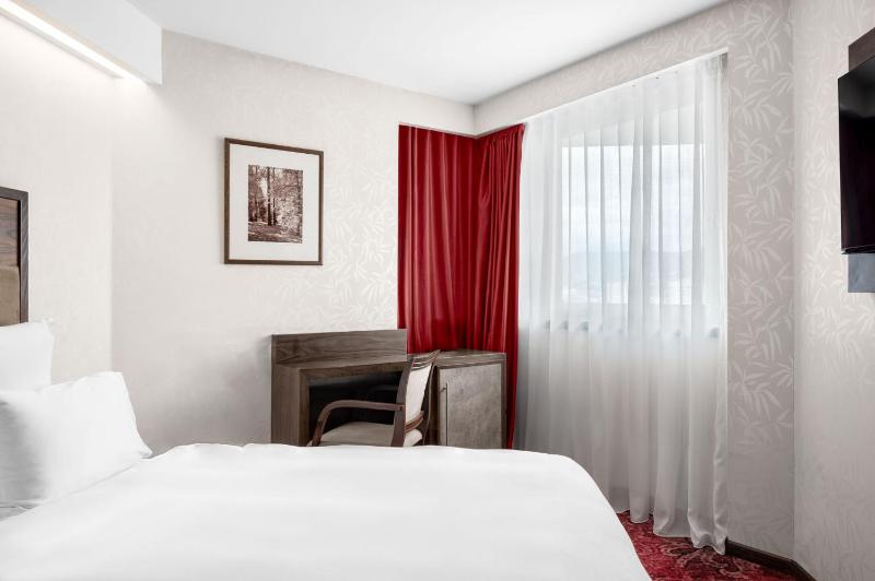 Superior Double Room with King Bed image 1