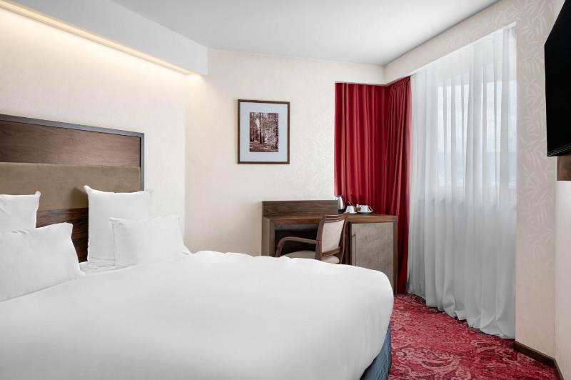 Superior Double Room with King Bed image 4