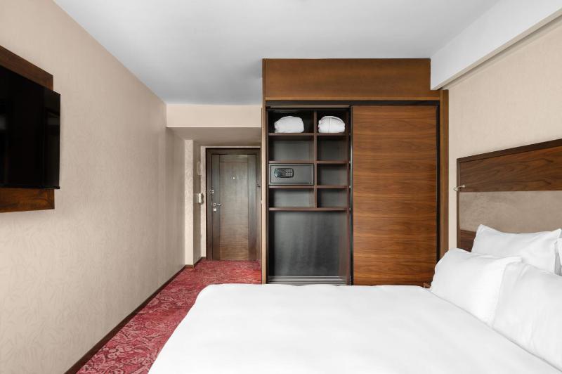 Superior Double Room with King Bed image 3