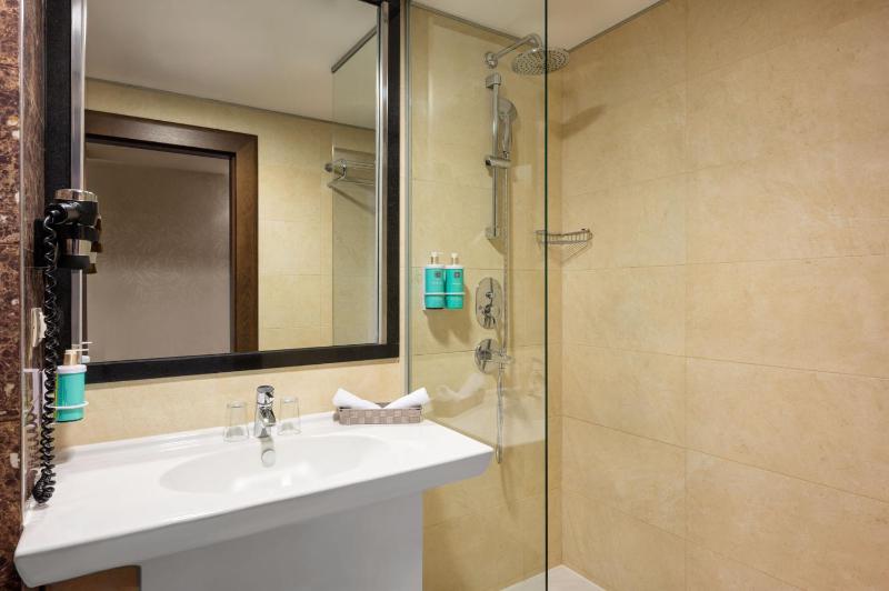Superior Double Room with King Bed image 2