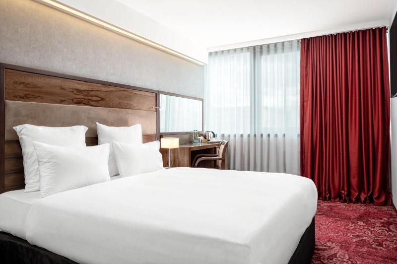 Superior King Room - River Side image 1