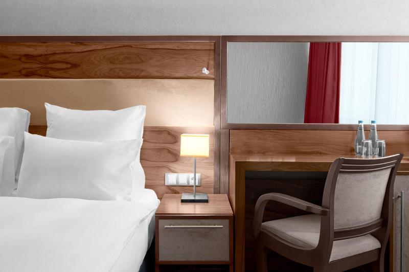 Superior King Room - River Side image 3