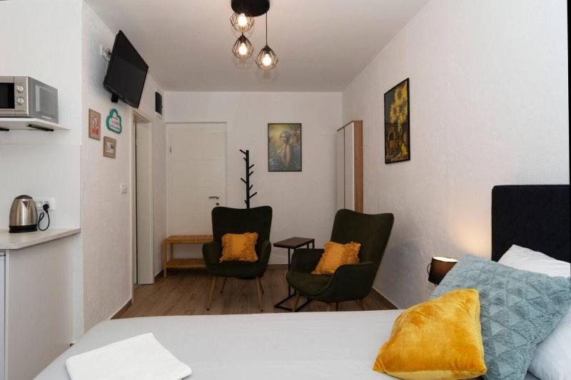 Studio Standard image 4