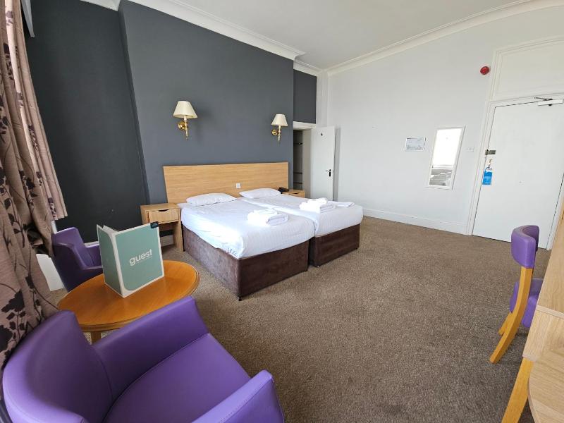 Standard Twin Room image 3