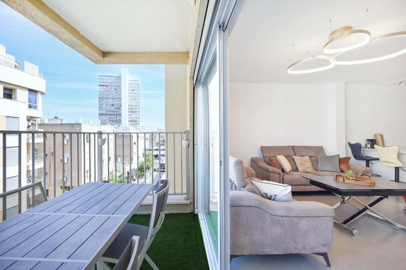 3BR Beach&City Vibes in Bugrashov by HolyGuest - image 1