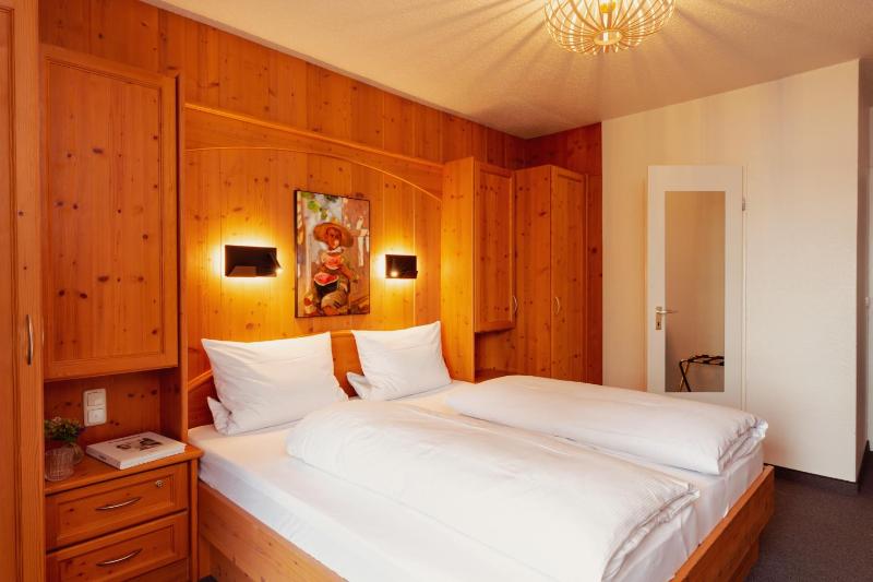Double Room with Lake View image 4