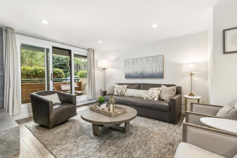 Designer 2 BR on River with Pool - Walk to Town! - image 31