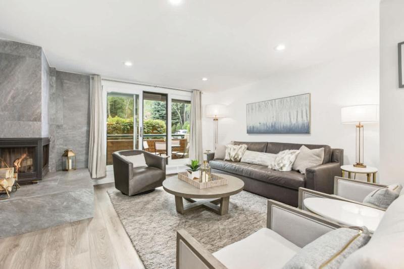 Designer 2 BR on River with Pool - Walk to Town! - image 6