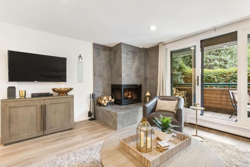 Designer 2 BR on River with Pool - Walk to Town! - image 25
