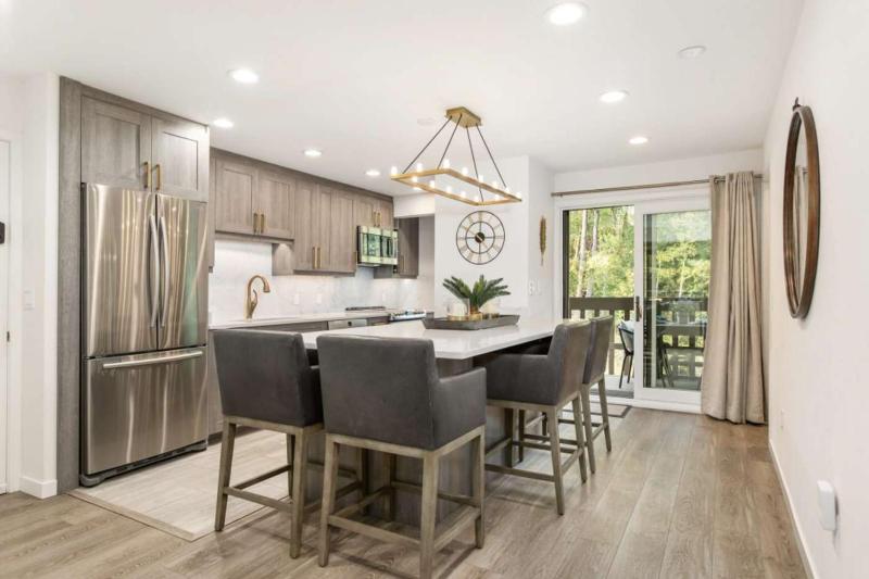 Designer 2 BR on River with Pool - Walk to Town! - image 33