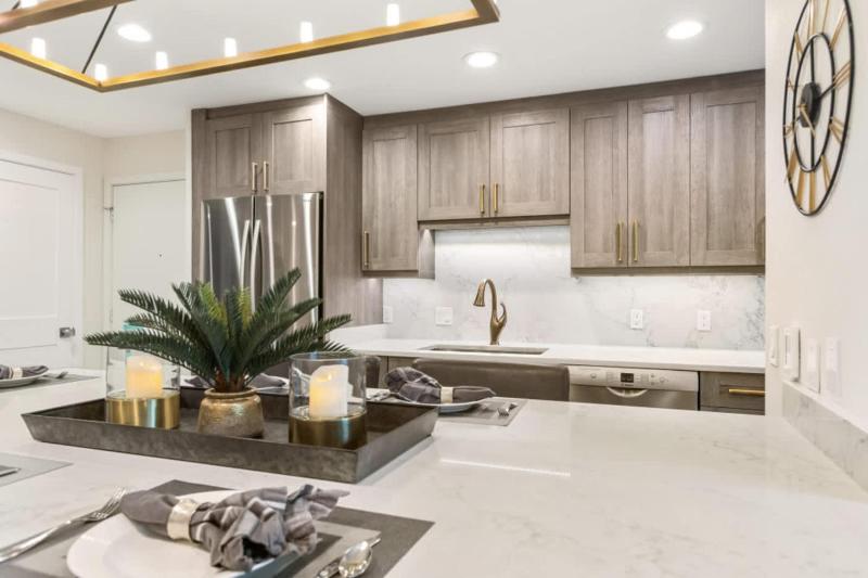 Designer 2 BR on River with Pool - Walk to Town! - image 39