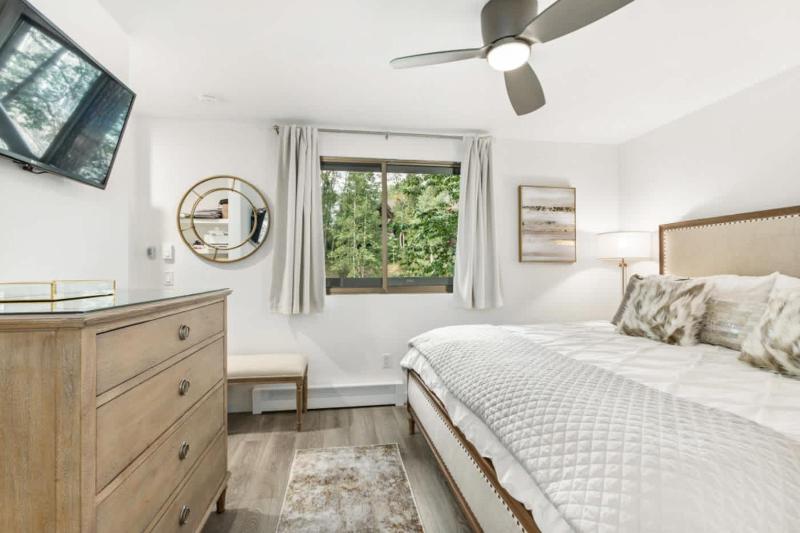 Designer 2 BR on River with Pool - Walk to Town! - image 3