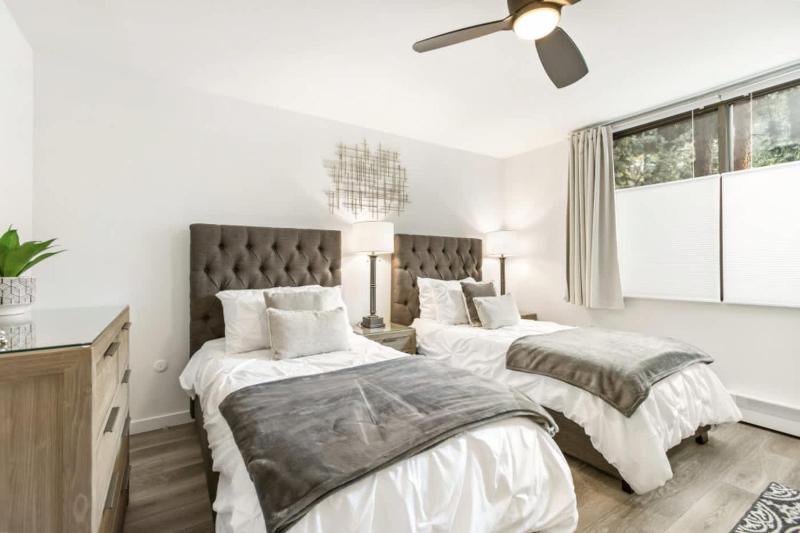 Designer 2 BR on River with Pool - Walk to Town! - image 4