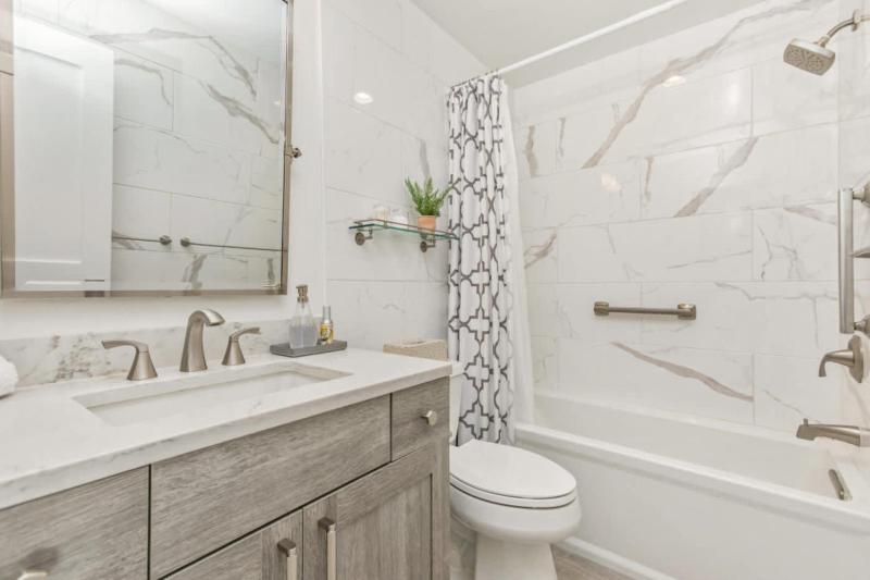 Designer 2 BR on River with Pool - Walk to Town! - image 47