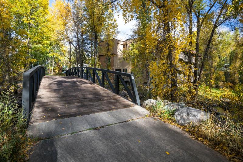 Designer 2 BR on River with Pool - Walk to Town! - image 45
