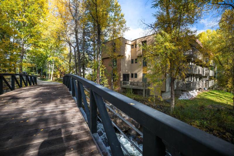 Designer 2 BR on River with Pool - Walk to Town! - image 15