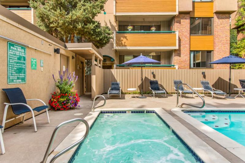 Designer 2 BR on River with Pool - Walk to Town! - image 19